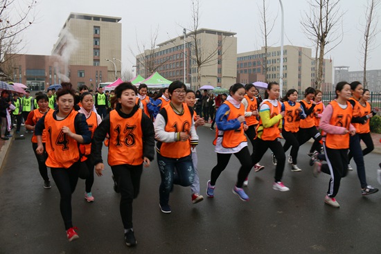 我校举行第八届阳光体育活动冬季长跑比赛